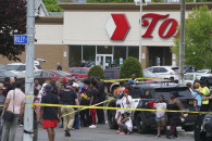 В США в супермаркете расист застрелил 10…