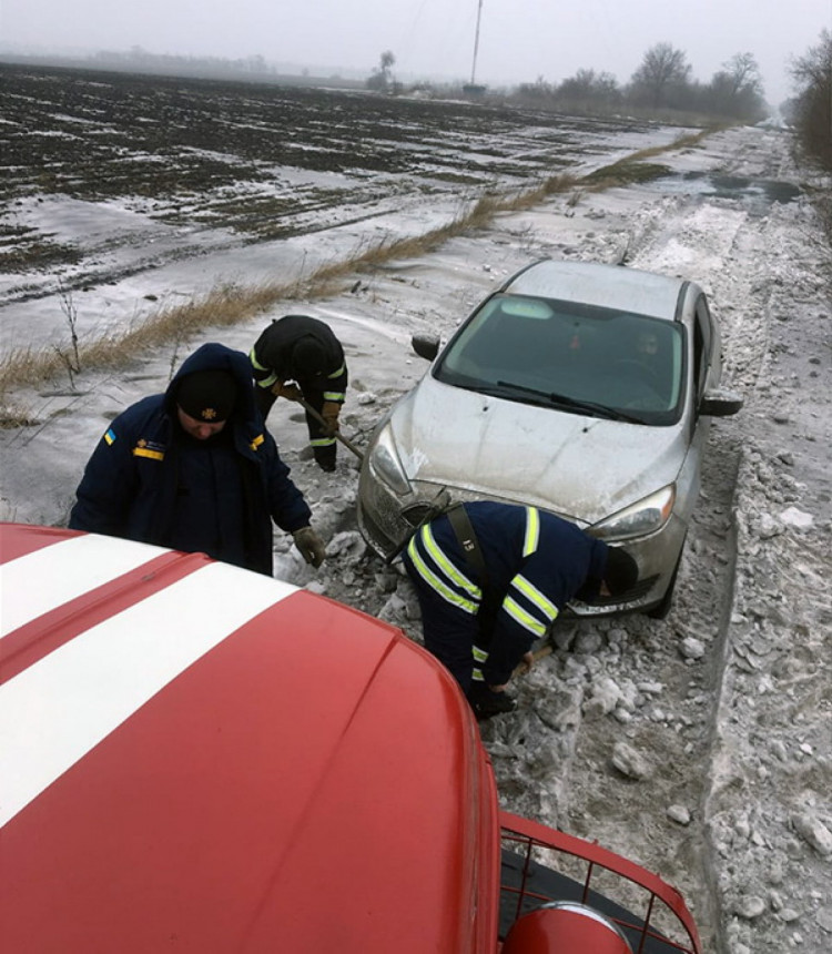 Рятувальники витягують автомобіль американця зі снігового замету на Дніпропетровщині