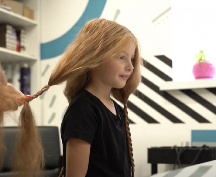 У Дніпрі дівчинка віддала волосся онкохворим дітям