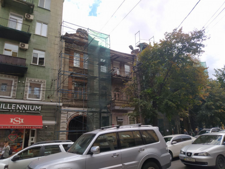 реставрація старовинної будівлі з червоної цегли у центрі Дніпра