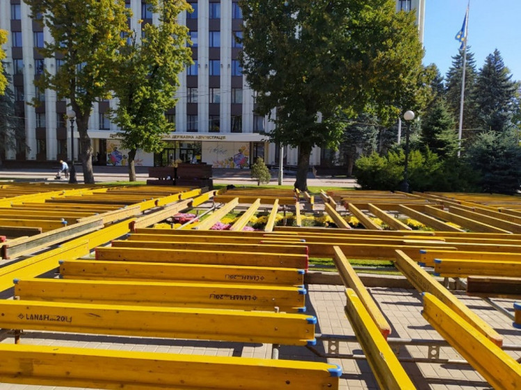 Закрытые клумбы перед ОГА в Днепре