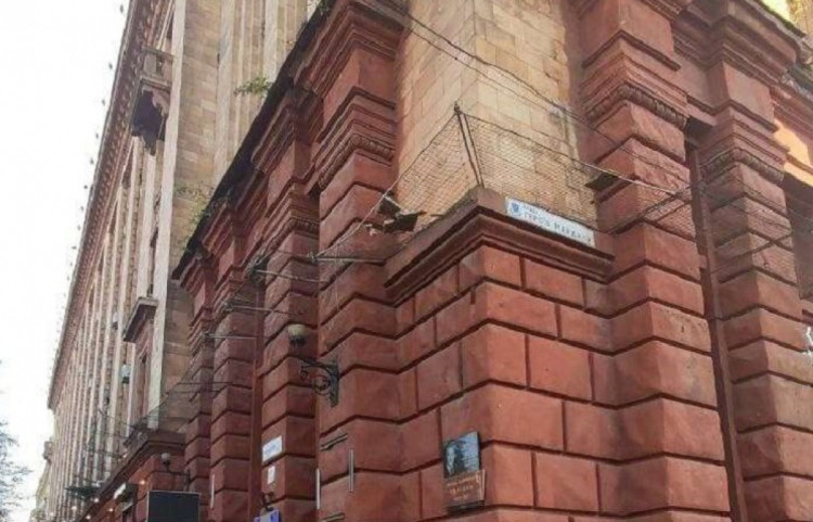 У Дніпрі руйнується фасад будівлі на центральній площі