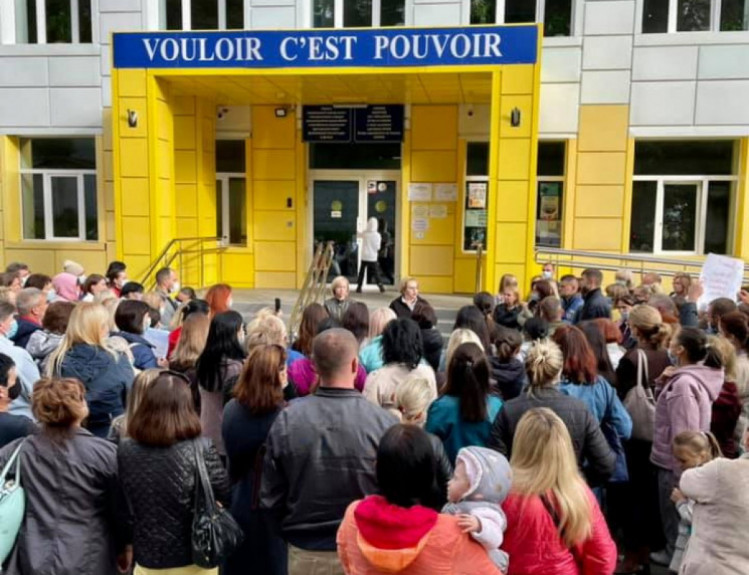 Батьки учнів у Дніпрі протестують проти звільнення директорки ЗОШ126