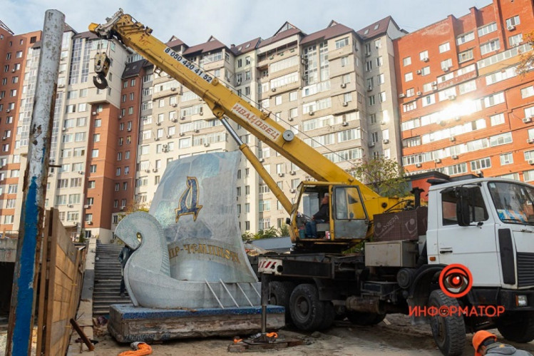 Демонтаж пам"ятника-човна на бульварі Кучеревського у Дніпрі