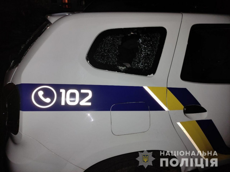 Чоловік трощив патрульну автівку