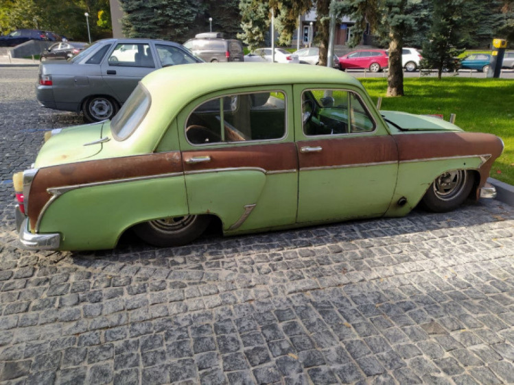 Занижений "Москвич" у Дніпрі
