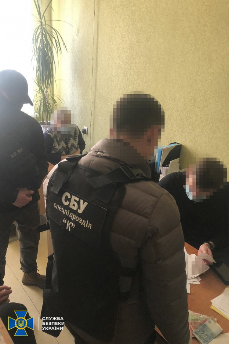 На взятке задержан медик в больнице Днепра