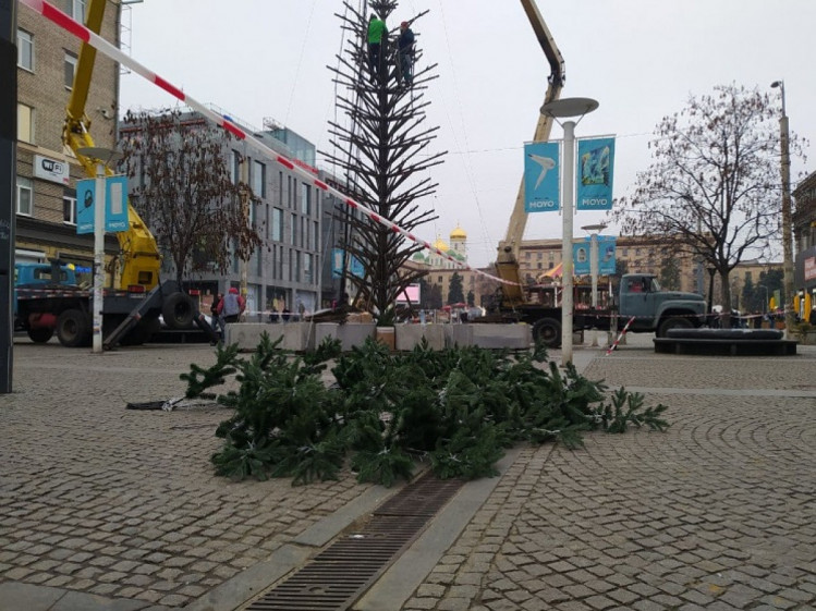 В Днепре монтируют главную елку города