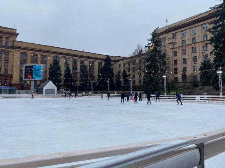 Новорічна ковзанка на площі Героїв Майдану у Дніпрі
