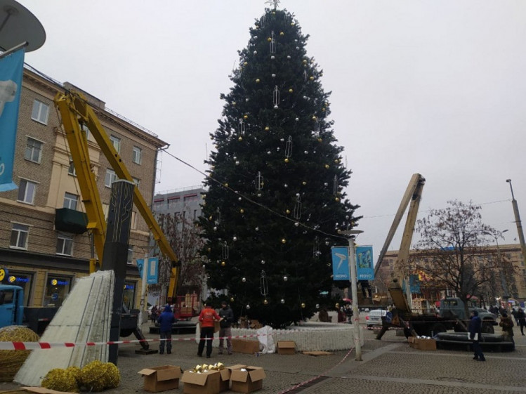 Главная новогодняя елка Днепра на евролпейской площади
