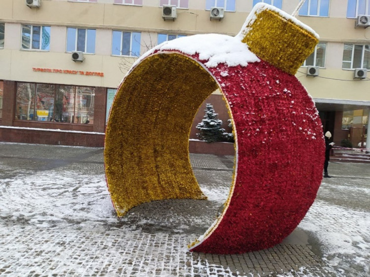 Шарик-арка в Днепре на Европейской площади