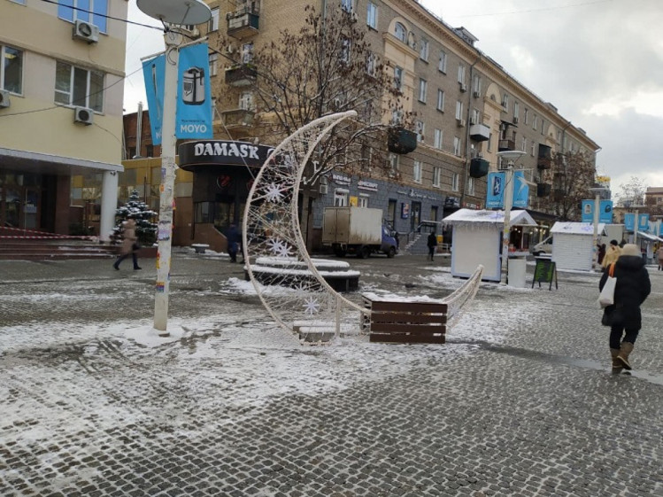 Луна на Европейской площади в Днепре