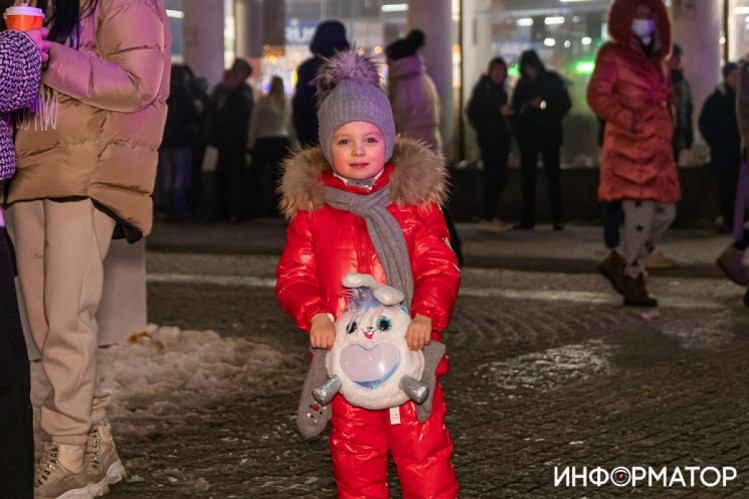 Дитина зустрічає Новий рік біля головного ялинки у Дніпрі