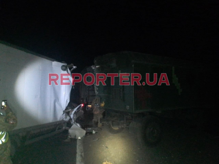 Машину с военными протаранил грузовик на Днепропетровщине.