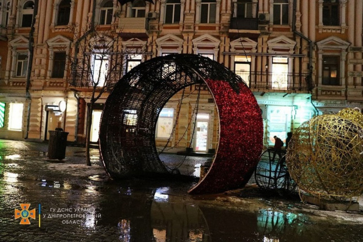 На Євролпейській площі у Дніпрі горіла новорічна конструкція