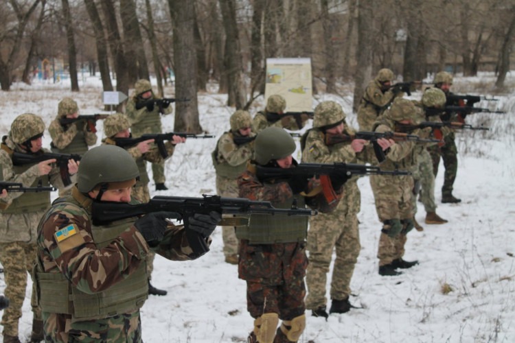 Reservists of the new territorial defense battalion in the central Ukrainian city of Dnipro during their first training on 31 January 2022. Source: dnipro.depo.ua ~