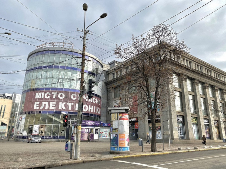 Ротонда возле ЦУМа в Днепре
