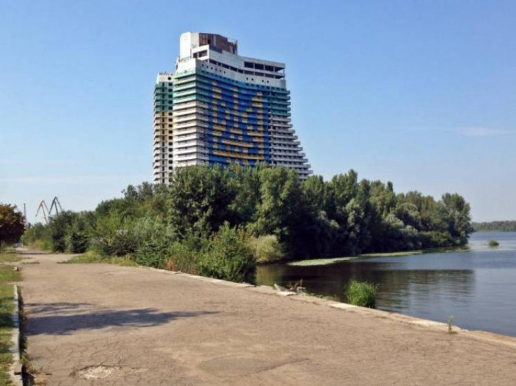 Здание гостиницы Парус в Днепре