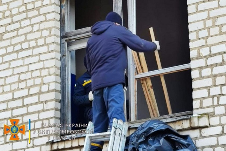 На Дніпропетровщині полагодили школу після обстрілу